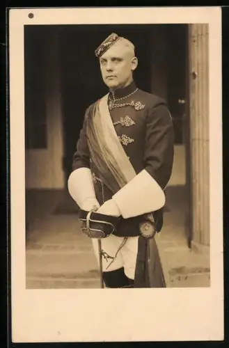 Foto-AK Student mit Schärpe, Tönnchen und Schläger, studentische Szene