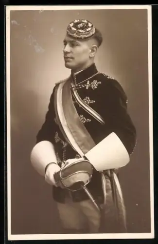 Foto-AK Portrait Student mit Schärpe, Tönnchen und Schläger, studentische Szene