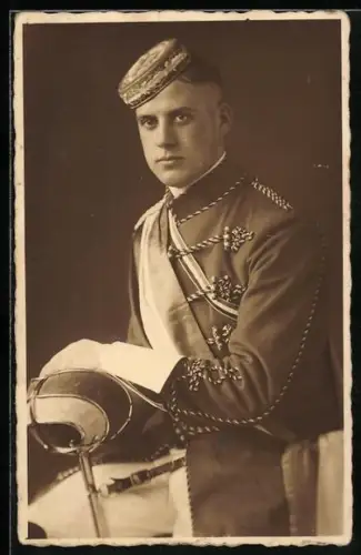 Foto-AK Student mit Schärpe, Tönnchen und Schläger, studentische Szene