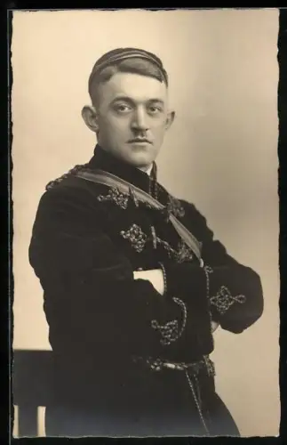 Foto-AK Portrait Student in Uniform mit Verbindungsband, studentische Szene