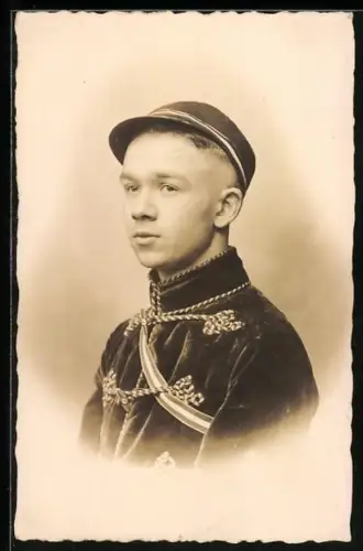 Foto-AK Portrait Student mit Schirmmütze und Verbindungsband, studentische Szene