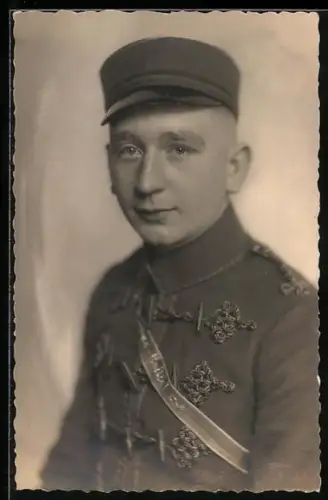 Foto-AK Portrait Student mit Schirmmütze und Verbindungsband, studentische Szene