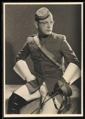 Foto-AK Portrait Student mit Tönnchen, Verbindungsband und Schläger, studentische Szene