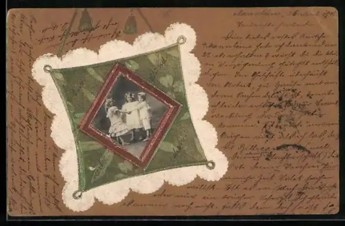 Foto-Collage-AK Drei Kinder in heller Kleidung in einem detaillierten Passepartout