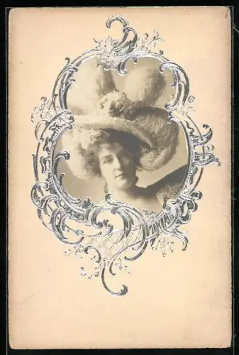 Foto-Collage-AK Dame mit imposantem Hut in silbernem Rahmen