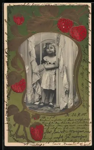 Foto-Collage-AK Kleinkind an einer Tür lehnend, Passepartout mit Erdbeeren