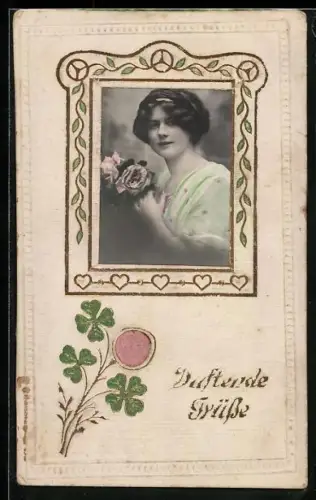 Foto-Collage-AK Junge Frau mit einem Strauss Rosen, Duftende Grüsse