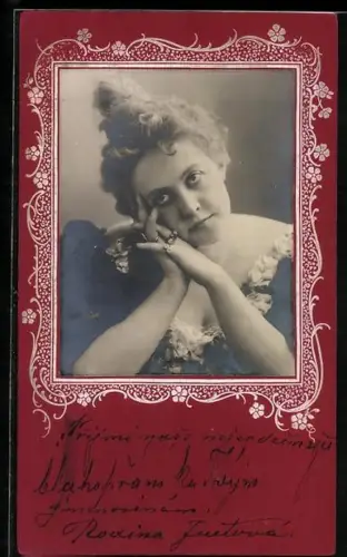 Foto-Collage-AK Elegante junge Frau in nachdenklicher Poste