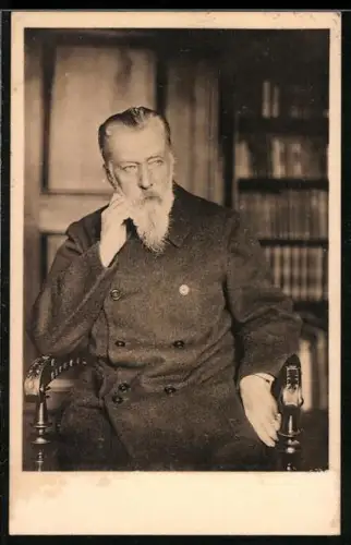 AK Wilhelm Jensen in einem Stuhl sitzend