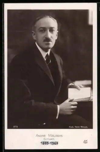 AK André Maurois mit einem Buch in den Händen