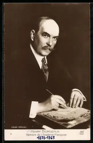 AK Henry Bordeaux, am Schreibtisch sitzend und schreibend