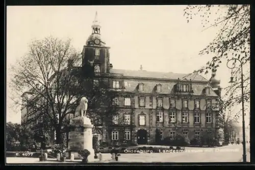 AK Oldenburg / Gr., Landesmuseum mit Denkmal