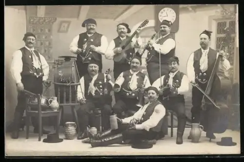 Foto-AK Kremsmünster, Trachtenorchester mit Klarinette, Streichinstrumenten und Schlagzeug, Kostümball, 1906