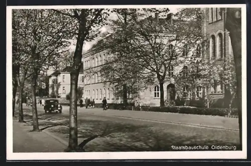 AK Oldenburg / Gr., Staatsbauschule mit Strassenpartie