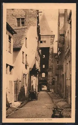AK Bacharach a. Rh., Strassenpartie mit Torturm