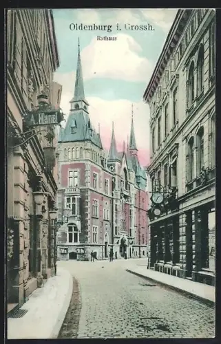 AK Oldenburg / Gr., Rathaus u. Geschäfte, Strassenpartie