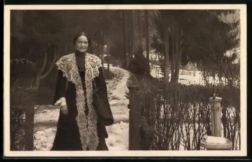 AK Schriftstellerin Agnes Günther, Portrait der Autorin an der Gartenpforte