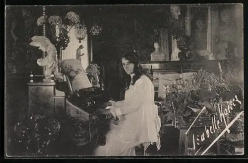 AK Isabelle Kaiser am Klavier