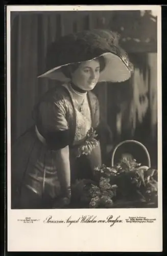 AK Prinzessin August Wilhelm von Preussen mit Hut und Blumenkorb