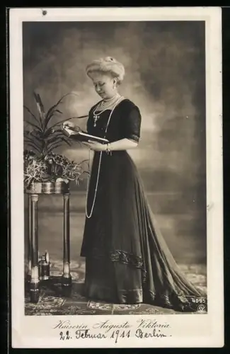 AK Kaiserin Auguste Victoria Königin von Preussen ein Buch lesend