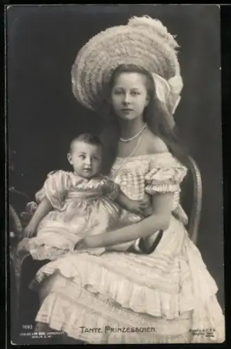 AK Tante Prinzesschen Prinzessin Victoria Louise von Preussen mit Baby auf dem Schoss