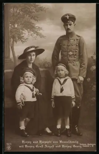 AK Herzog in Uniform und Herzogin von Braunschweig mit den Söhnen Ernst August und Georg