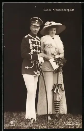 AK Deutsches Kronprinzenpaar bei einem Spaziergang