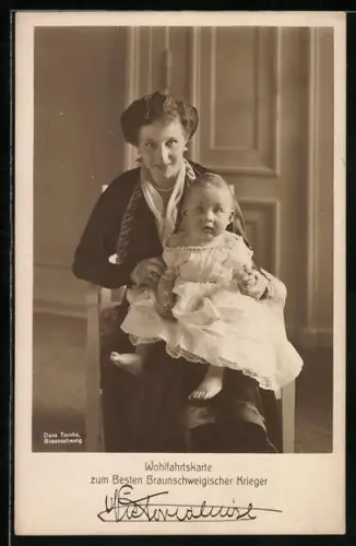 AK Victoria Louise Herzogin von Braunschweig mit einem ihrer Kinder