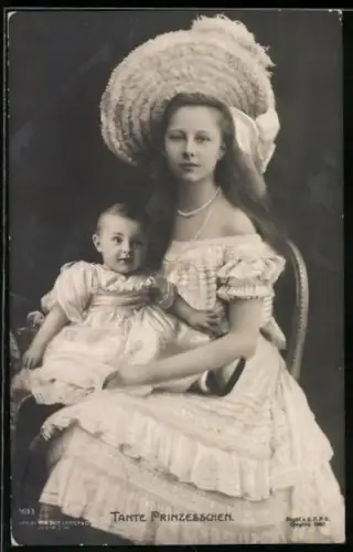 AK Tante Prinzesschen Prinzessin Victoria Louise von Preussen mit Baby auf dem Schoss