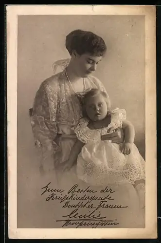 AK Kronprinzessin Cecilie hat ihre Tochter auf dem Schoss