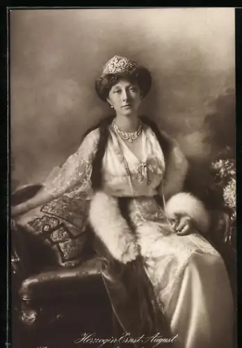 AK Victoria Louise Herzogin von Braunschweig mit ihrer Krone und im Pelz
