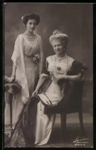 AK Kaiserin Auguste Victoria von Preussen im schönen Kleid mit Schmuck posiert auf einem Stuhl
