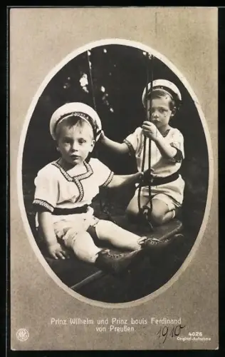 AK Prinz Wilhelm u. Prinz Louis Ferdinand von Preussen mit Matrosenmützen sitzen auf einer Schaukel