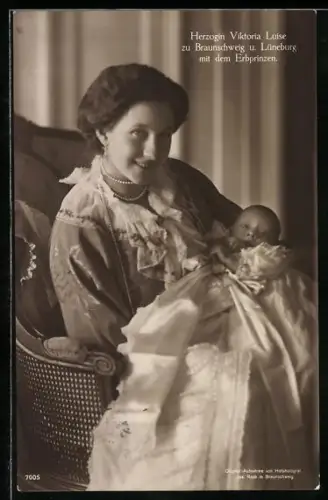 AK Victoria Louise Herzogin von Braunschweig hält glücklich den Erbprinzen im Arm