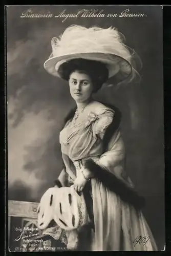 AK elegant gekleidete Prinzessin August Wilhelm mit Hut