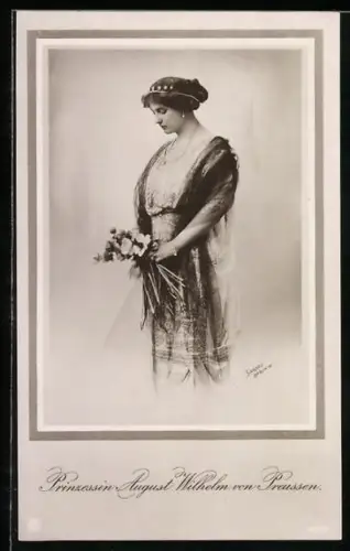AK Prinzessin August Wilhelm von Preussen mit Blumen