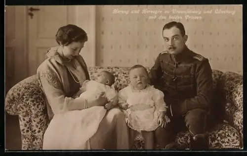 AK Herzog und Herzogin von Braunschweig mit ihren beiden Söhnen