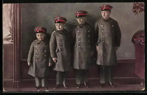 AK Kronprinz Wilhelm von Preussen mit seinen Brüdern in Uniform mit Schirmmütze