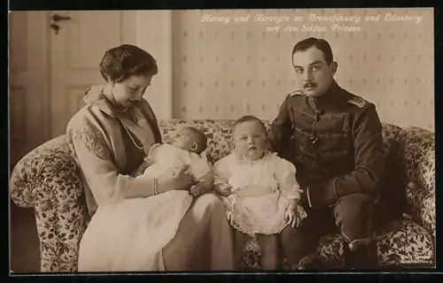 AK Herzog und Herzogin von Braunschweig mit ihren beiden Söhnen