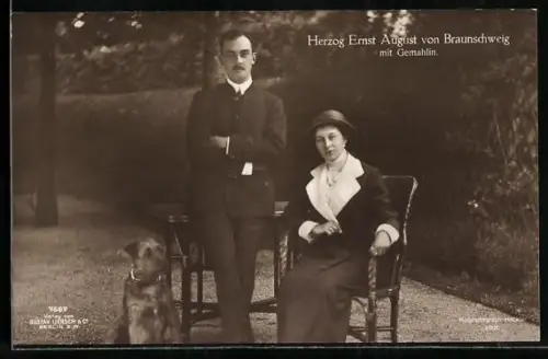 AK Herzog Ernst August mit Gemahlin und Hund