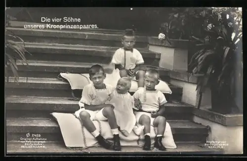 AK Die vier Söhne des Kronprinzenpaares auf einer Treppe