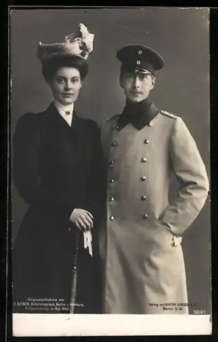 AK Kronprinz Wilhelm von Preussen in Uniform nebst Gemahlin Kronprinzessin Cecilie mit Regenschirm und Hut