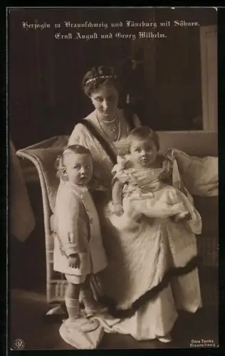 AK Herzogin Viktoria Luise zu Braunschweig u. Lüneburg mit Söhnen Ernst August und Georg Wilhelm