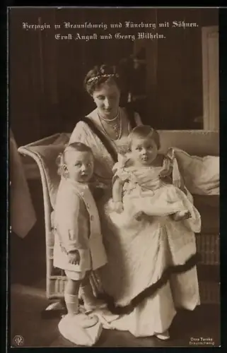 AK Herzogin zu Braunschweig u. Lüneburg mit Söhnen, Ernst August u. Georg Wilhelm auf dem Sofa