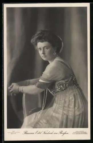 AK Prinzessin Eitel Friedrich von Preussen im bestickten Kleid auf einem Stuhl sitzend