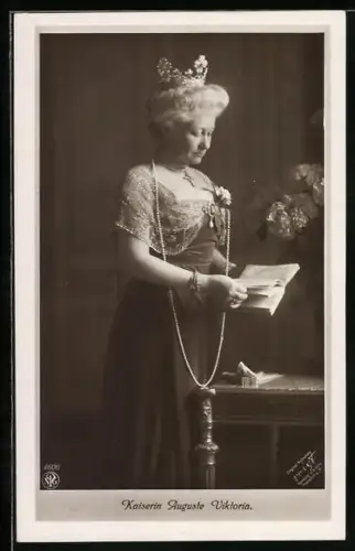 AK Kaiserin Auguste Victoria Königin von Preussen mit Buch