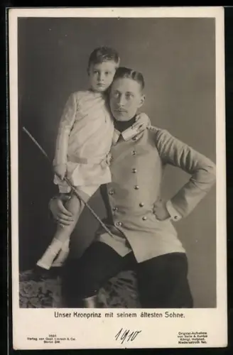 AK Kronprinz Wilhelm von Preussen hält seinen ältesten Sohnemann im Arm