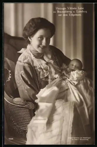 AK Victoria Louise Herzogin von Braunschweig hält glücklich den Erbprinzen im Arm