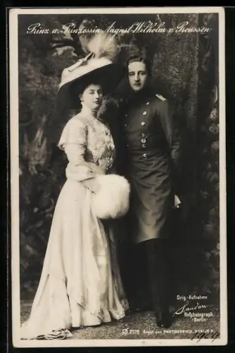 AK Prinz August Wilhelm von Preussen in Uniform mit seiner Gemahlin
