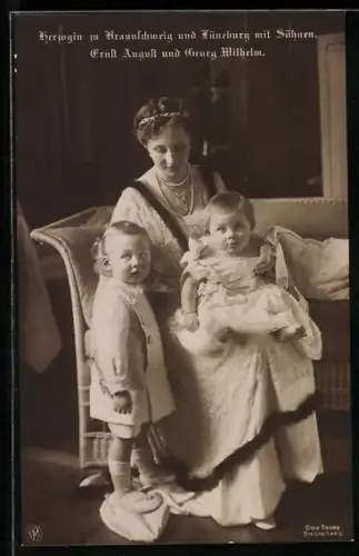 AK Herzogin Viktoria Luise zu Braunschweig u. Lüneburg mit Söhnen Ernst August und Georg Wilhelm